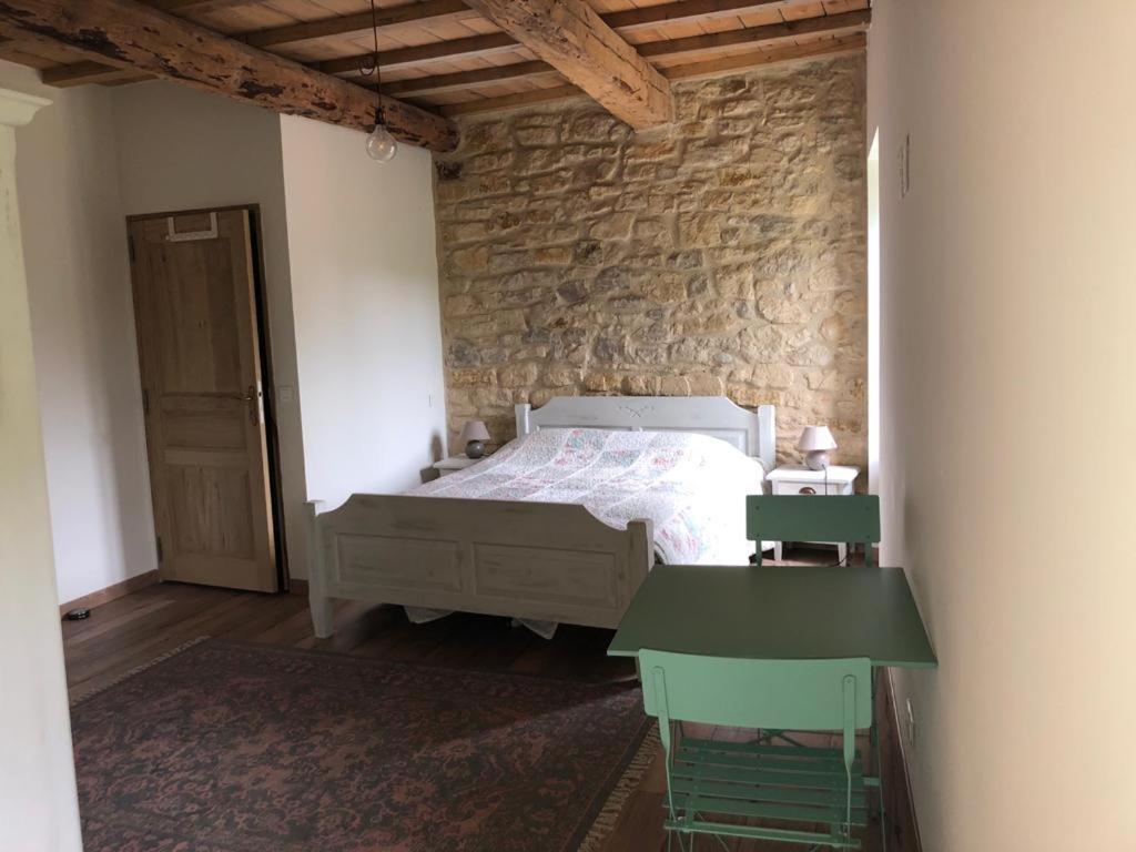 Chambre Du Tilleul - Charme, Confort Et Piscine Sigonce Luaran gambar